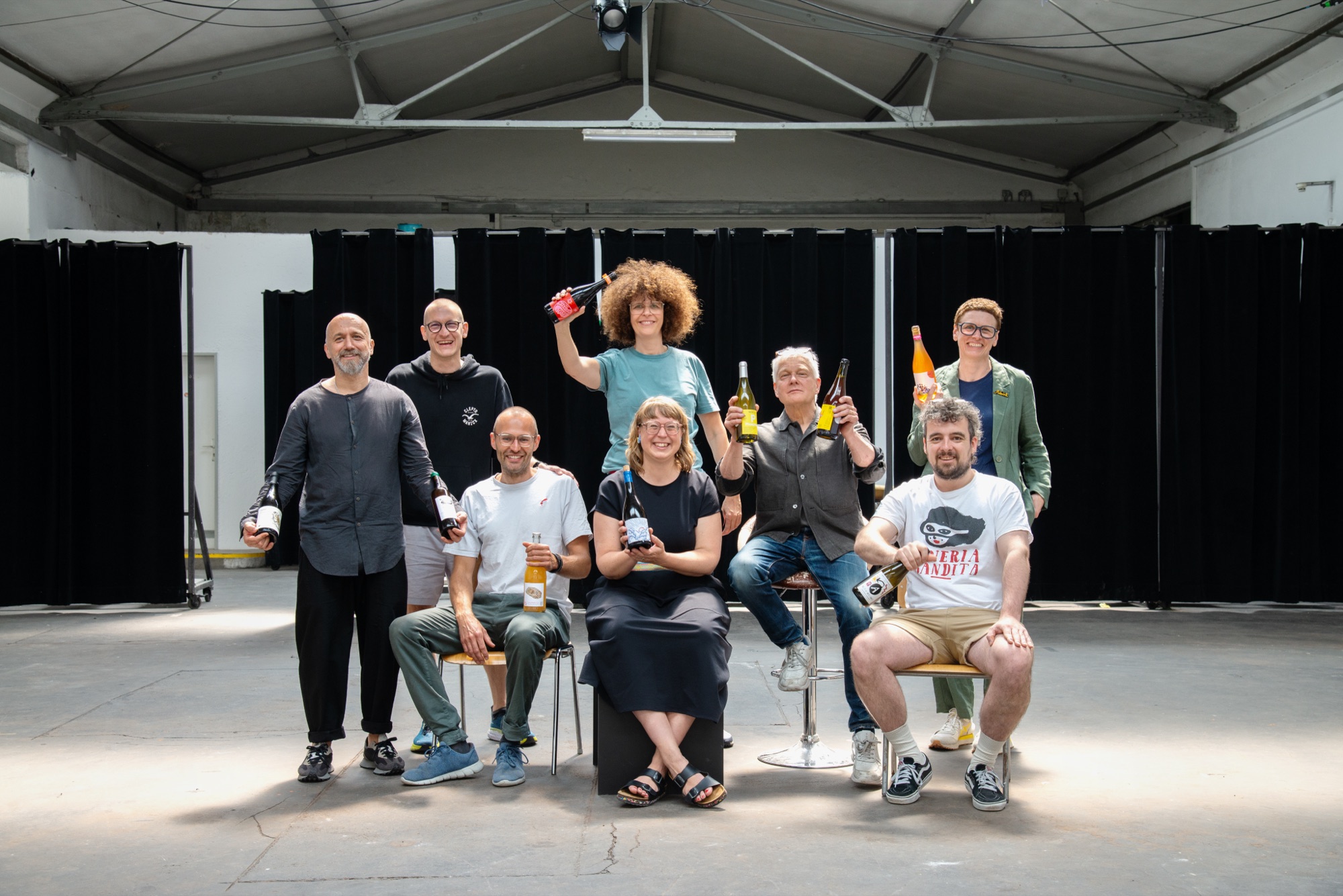 Das Team der sechs Münchner Weinläden hinter naked